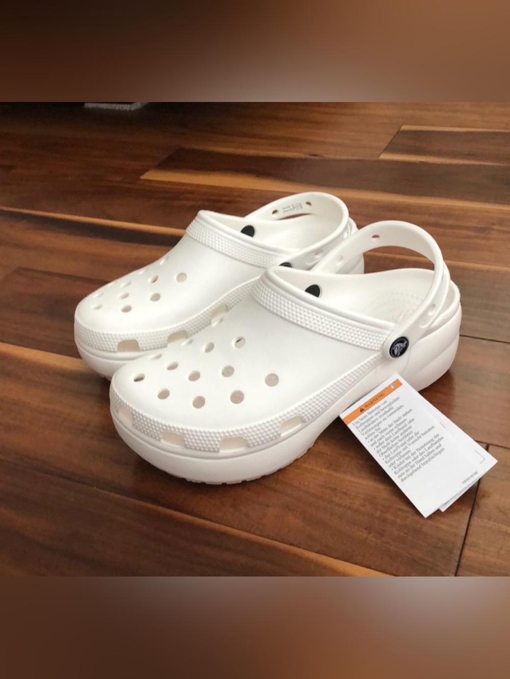 CROCS WHITE PLATFORM
CLOGS NWT HAS BEEN TRIED ON IN STORE SIZE
WOMENS US9